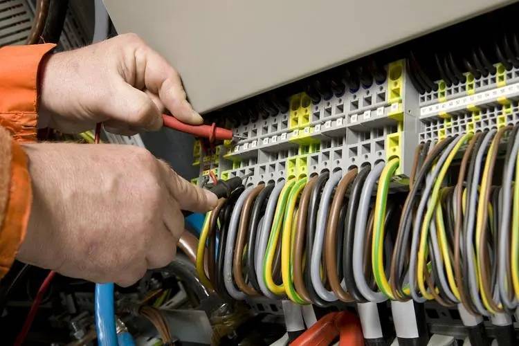 注意了電工證、焊工證、高空證等必須持證上崗!